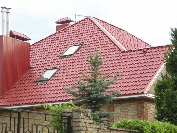 Крыша, облицованная металлочерепицей
