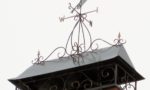 Флюгер, установленный на трубе дымохода