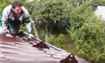 Заводка трубок в отверстия кронштейна