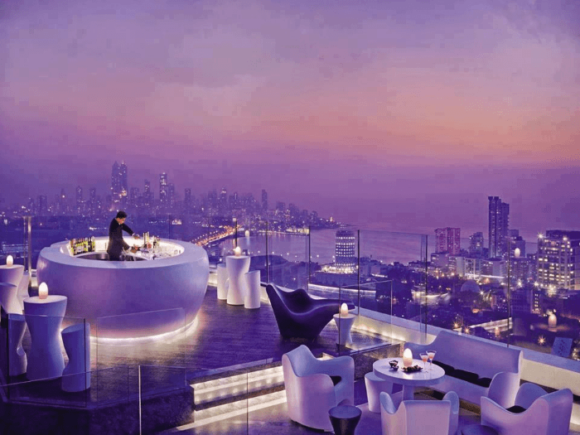Бар AER на крыше гостиницы Four Seasons в Мумбаях