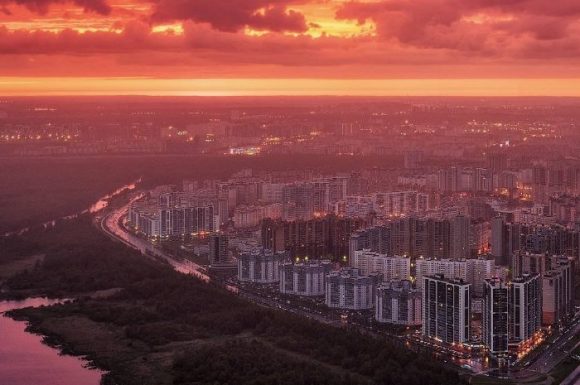 Вид на жилой массив с крыши Лахта центра в Санкт-Петербурге