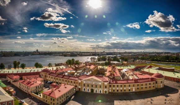 Вид со смотровой площадки Петропавловского собора в Санкт-Петербурге