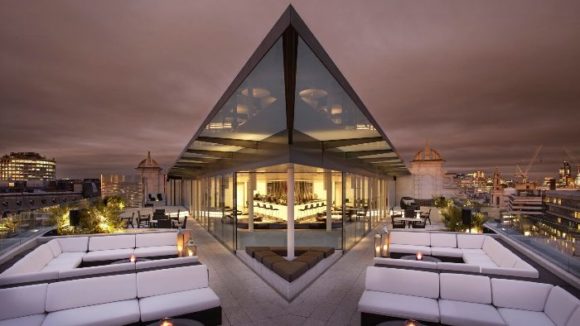 Radio Rooftop Bar на крыше отеля ME London