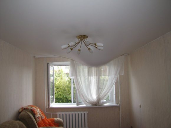 затопили натяжной потолок что делать